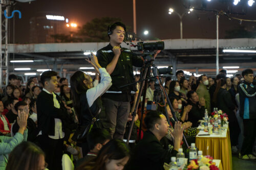 Luôn sắp xếp nhân sự livestream trực tiếp.