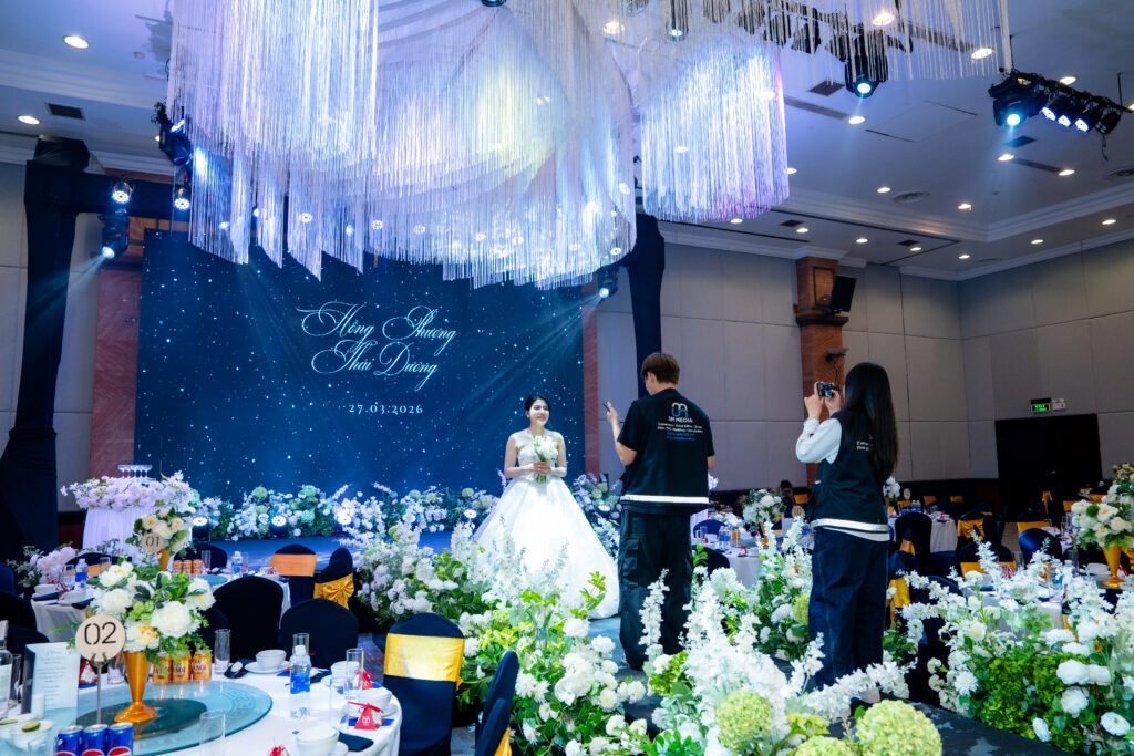 Ekip quay chụp chuyên nghiệp giúp ngày cưới được ghi lại trọn vẹn, hạn chế bỏ lỡ những khoảnh khắc chỉ diễn ra một lần.
